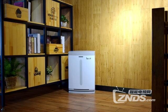 它比小米空气净化器还厉害，居然还可以做到香薰功能