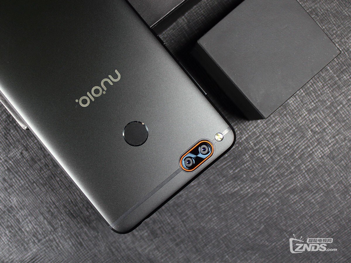 做工精湛配置高 小屏双摄努比亚z17mini图赏