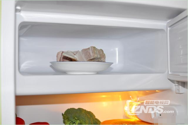 颜值秒杀各大品牌——互联网品牌小吉迷你冰箱开箱