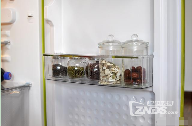 颜值秒杀各大品牌——互联网品牌小吉迷你冰箱开箱