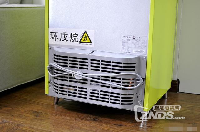颜值秒杀各大品牌——互联网品牌小吉迷你冰箱开箱