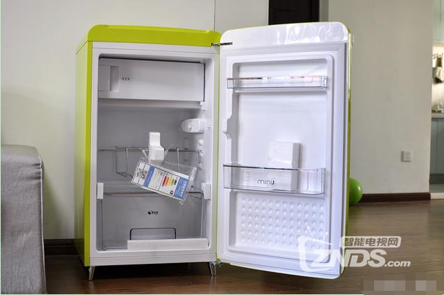 颜值秒杀各大品牌——互联网品牌小吉迷你冰箱开箱