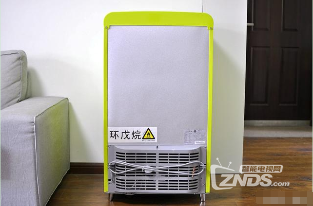 颜值秒杀各大品牌——互联网品牌小吉迷你冰箱开箱