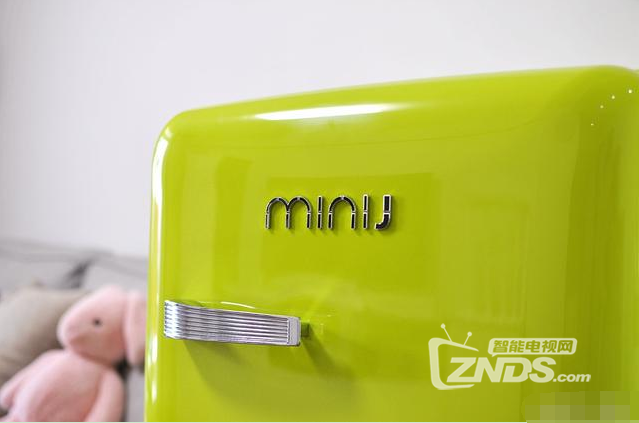 颜值秒杀各大品牌——互联网品牌小吉迷你冰箱开箱