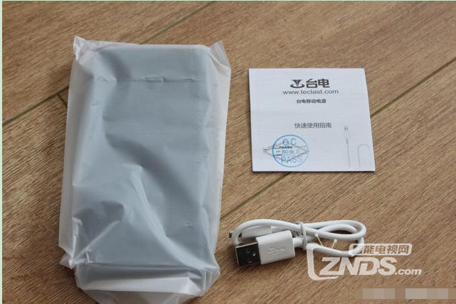 矿物氧化出锖色——台电Type-C 锖色 数显移动电源
