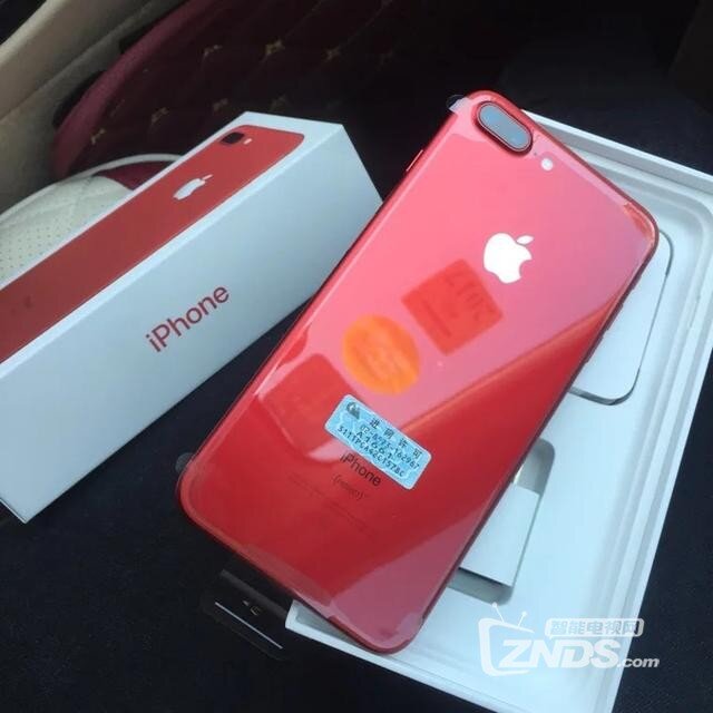 美女的iPhone7plus红色版上手