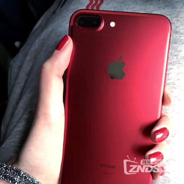 美女的iPhone7plus红色版上手