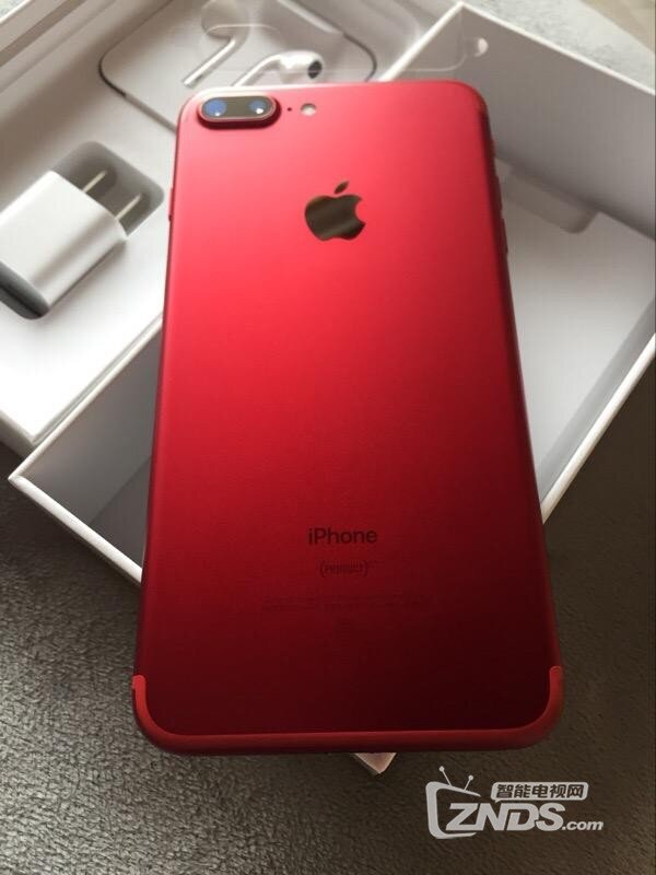 美女的iPhone7plus红色版上手