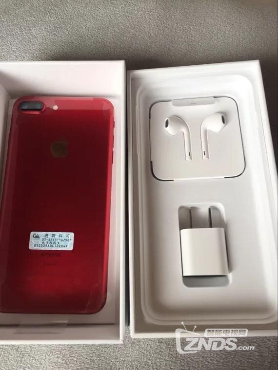 美女的iPhone7plus红色版上手