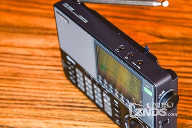 山进ATS-909X型号的全波段专业收音机