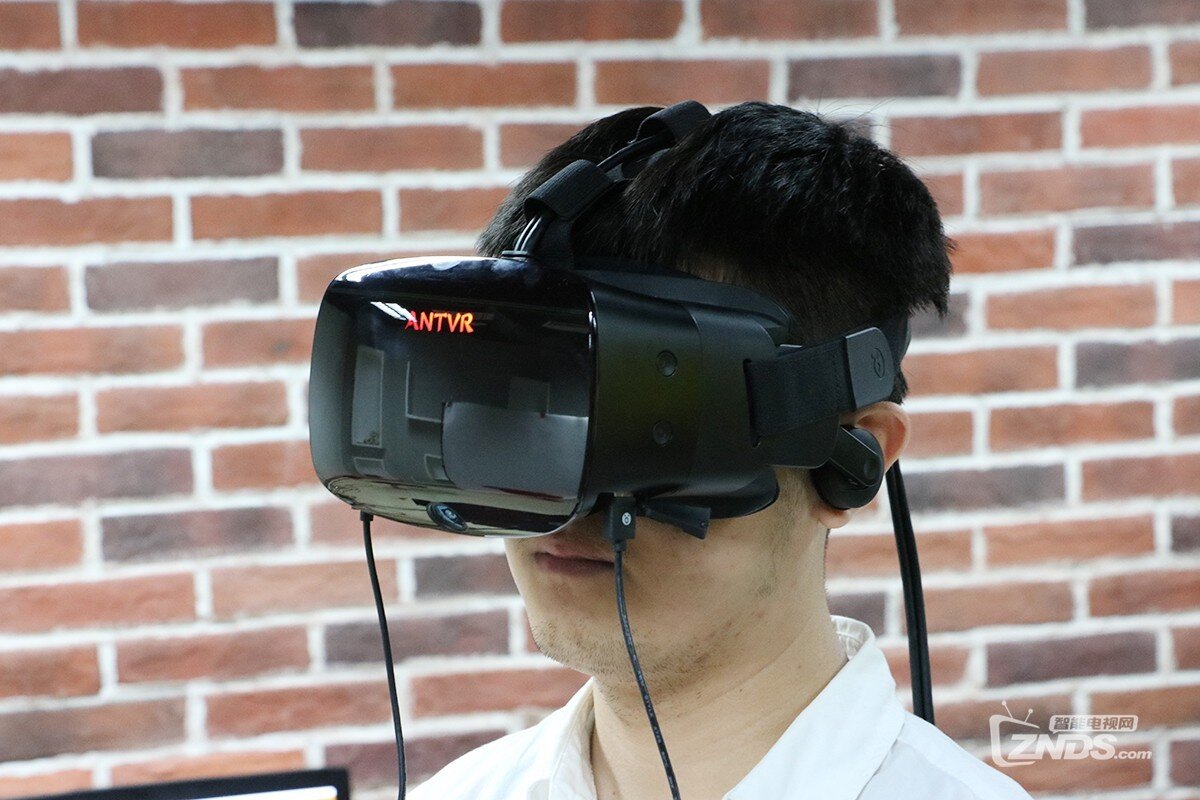 另辟蹊径的VR定位系统——蚁视二代VR眼镜评测
