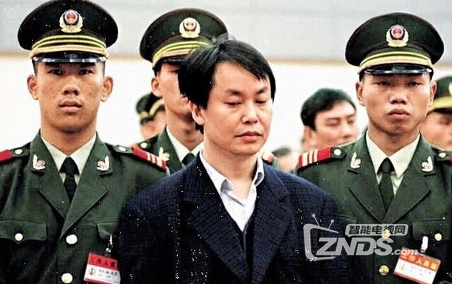 张子强4岁时随父母从广东郁南县在逃港潮中偷渡到香港,成为香港人.