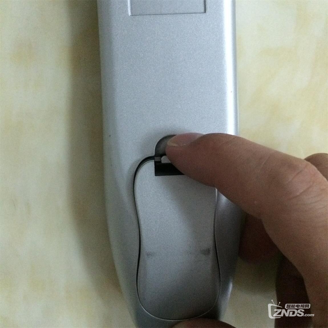 安瑞创万能遥控器an6002的电池后盖图在功能方面的体验我觉得一个好的