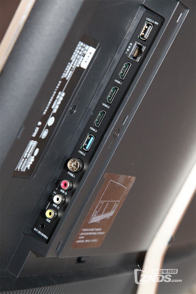 tcl xess x3量子点电视左侧接口