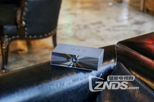 微鲸投影k1plus-能袋走的不只音乐 还有百寸巨幕影院
