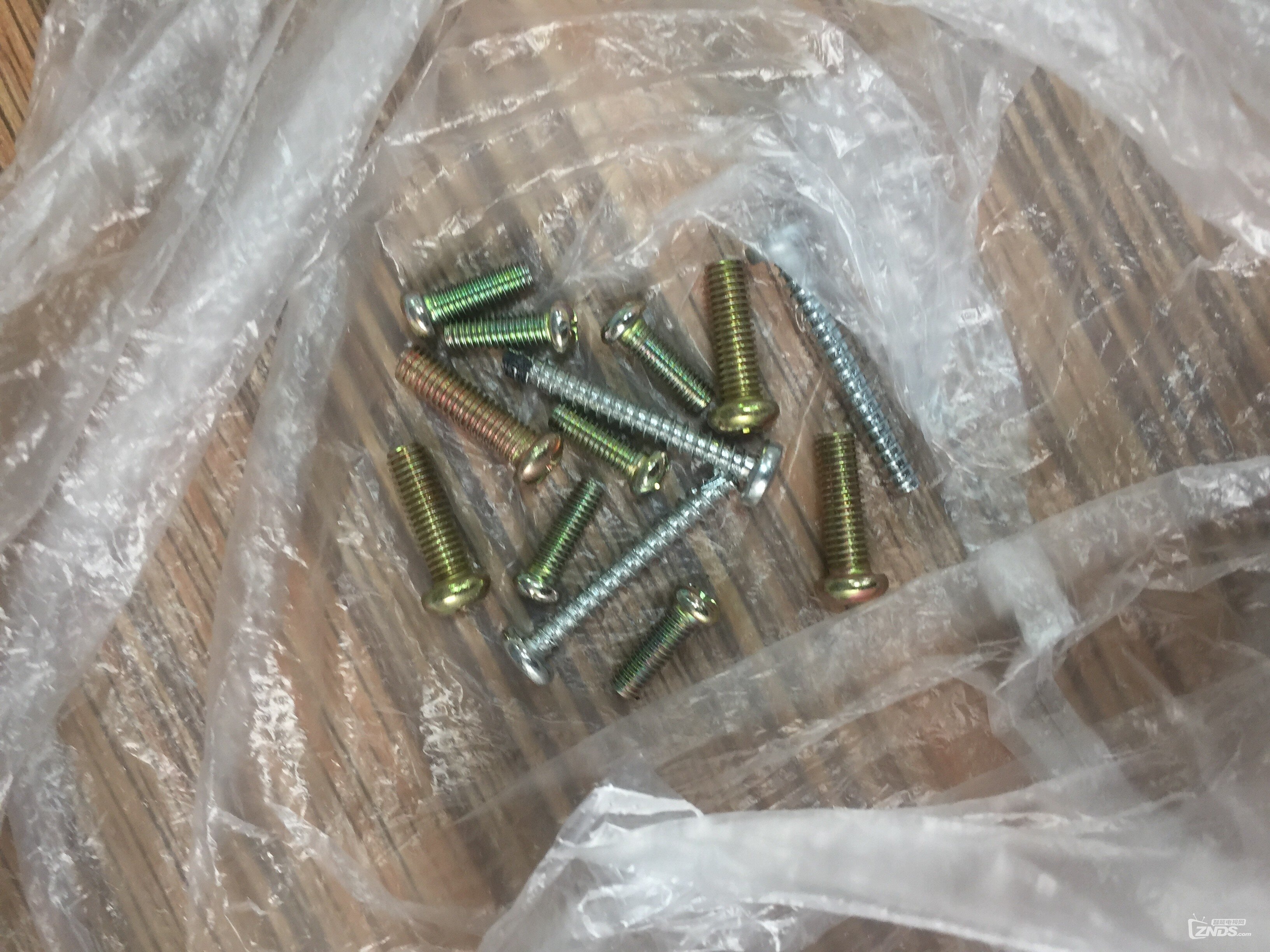 求教！TCL电视底座怎么装？是不是我的缺东西？