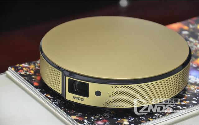 坚果e8的遥控器也经过了改动,不过遥控器外观整体变化不是特别大,只是