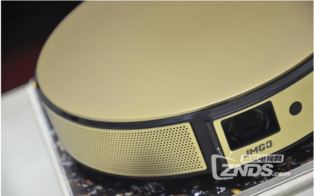 在散热设计方面,坚果e8采用了隐藏式进出风口设计,散热效果提升40%