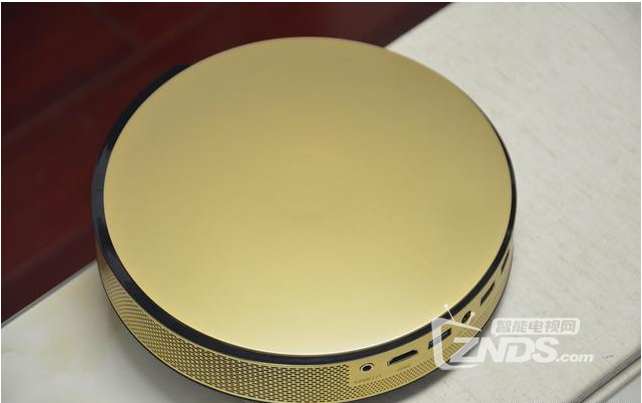 0,以及一个以太网接口,丰富的接口设计,也保证了坚果e8可以满足各类