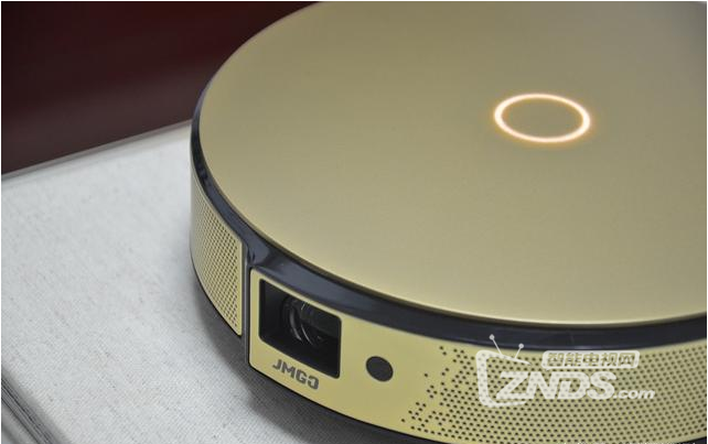 0,以及一个以太网接口,丰富的接口设计,也保证了坚果e8可以满足各类