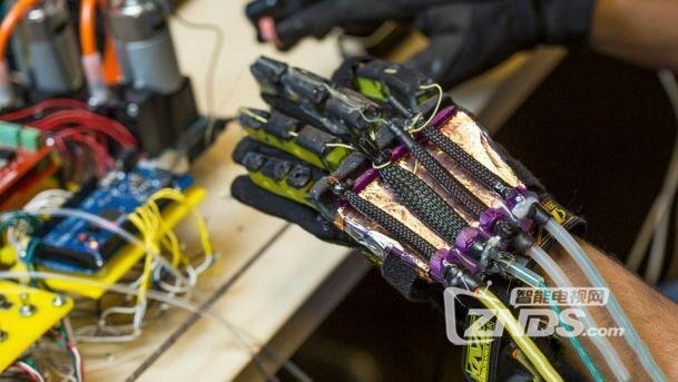 美国研发出可感测压力VR手套 在虚拟世界中实现“触感”