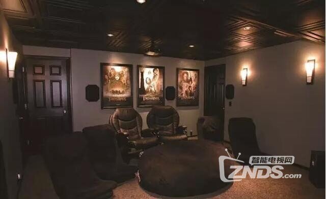 私人家庭影院搭建过程中投影幕布选取时应该注意的问题