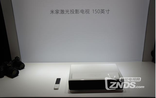 在150寸屏幕上玩游戏爽啊！米家激光投影电视简评