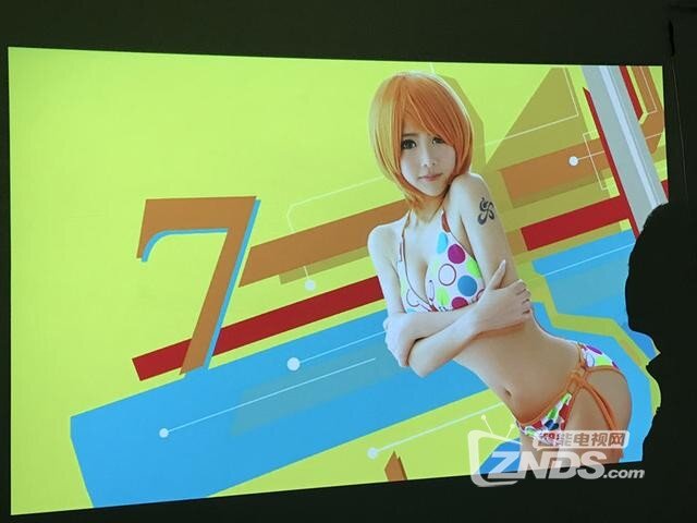 300寸大屏看“美女”  坚果C6智能投影仪评测