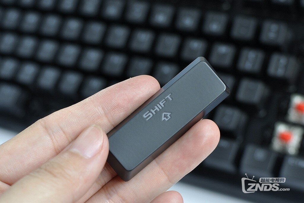 玩家国度的信仰停不下来，华硕猎鹰GK2000 RGB机械键盘