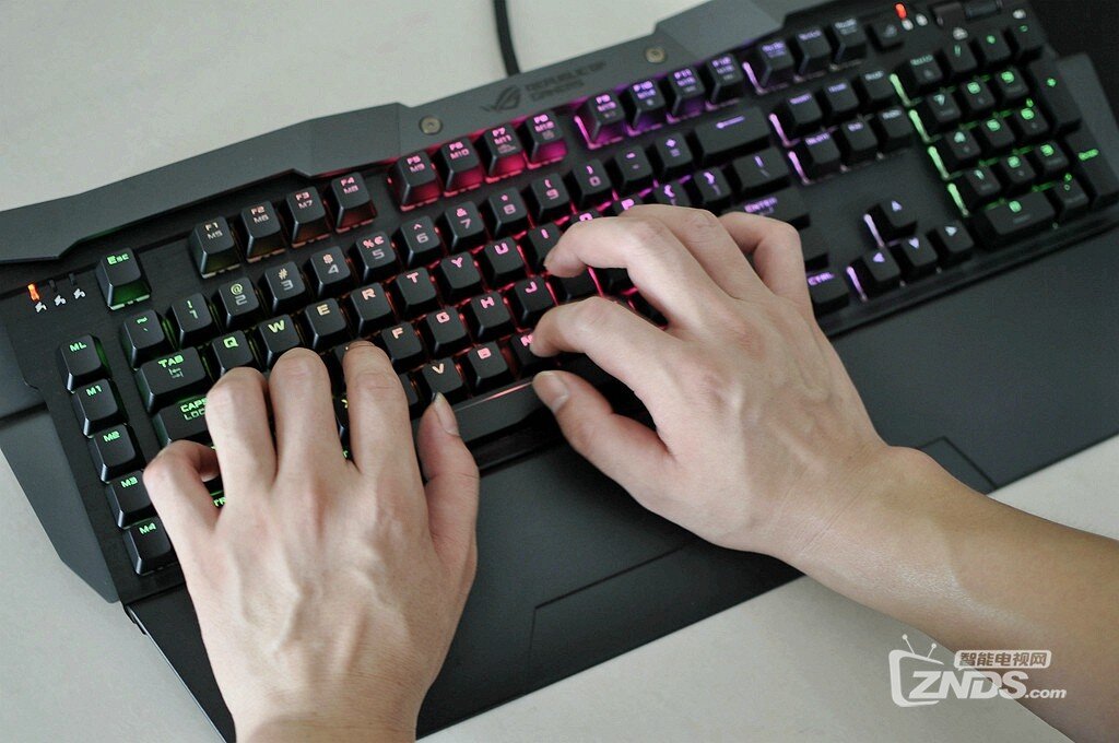 玩家国度的信仰停不下来，华硕猎鹰GK2000 RGB机械键盘
