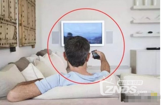 智能电视是挂墙好还是放在电视柜上好？优缺点分析