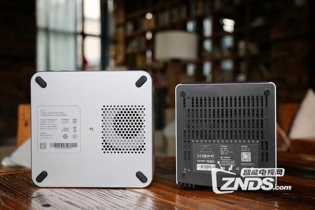 极米和微鲸选谁好？微鲸F1与极米Z5实际测评对比