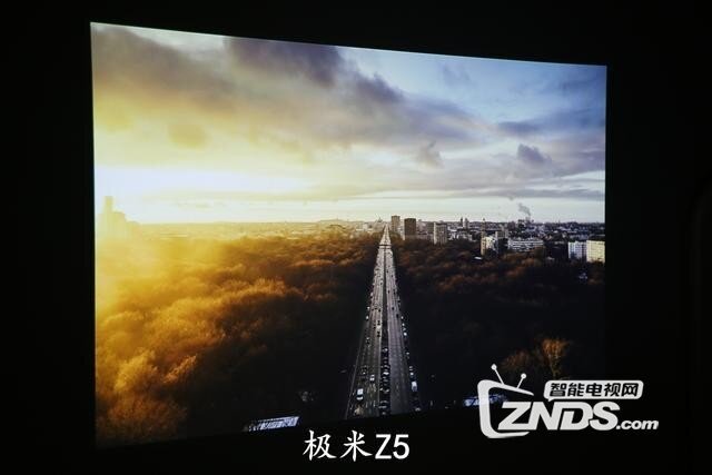 极米和微鲸选谁好？微鲸F1与极米Z5实际测评对比