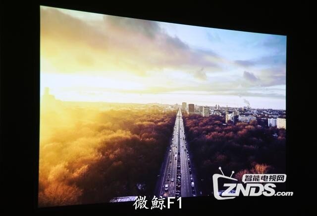 极米和微鲸选谁好？微鲸F1与极米Z5实际测评对比