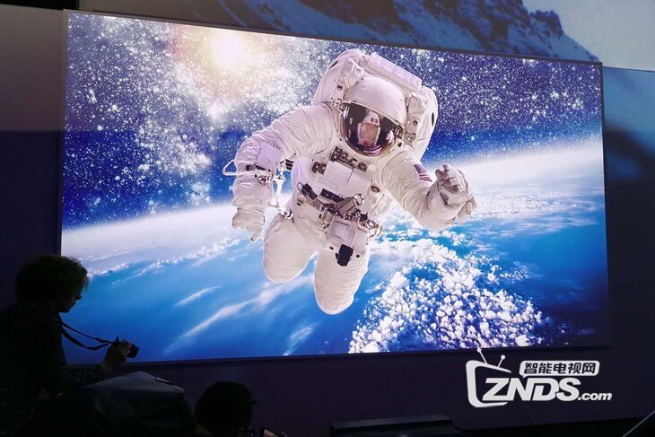 智能语音助手大热 CES 2018首日电视新品盘点