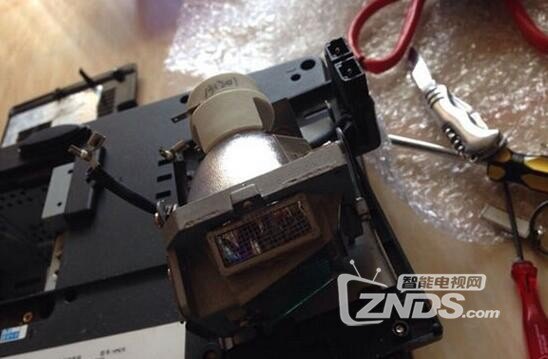 手把手教你更换明基投影仪的灯泡!_benq明基投影_znds