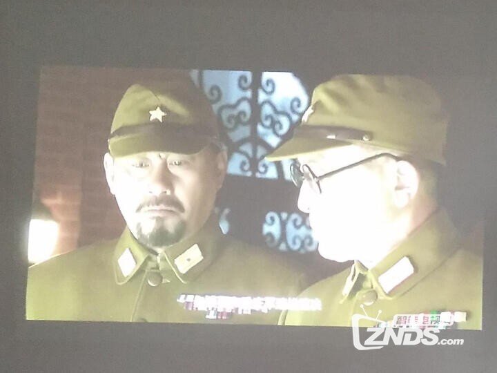 微鲸F1：亮度（明流）绝对高，白天看视频没一点问题，