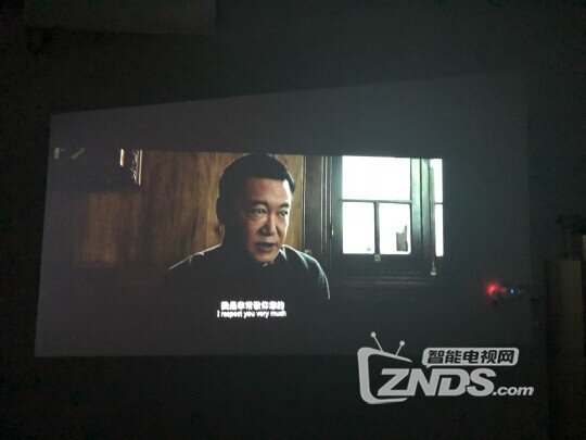 极米Z6投影仪使用评价  非常精巧携带方便音响差一点