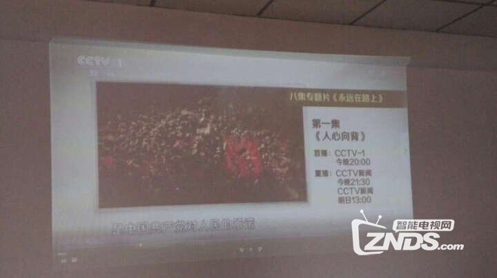 飞利浦PPX4935投影仪小巧精致，配件齐全