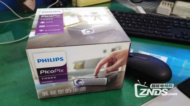 飞利浦PPX4935投影仪小巧精致，配件齐全