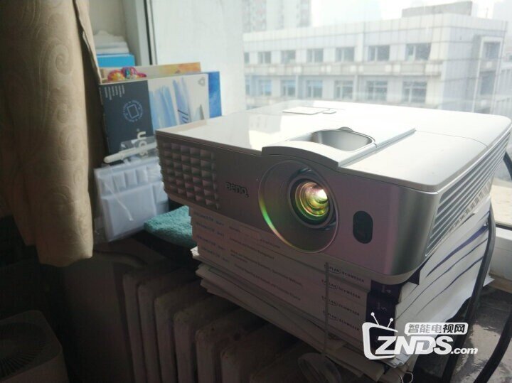 明基W1070+音响在卧室看个比赛综艺电视完全够了