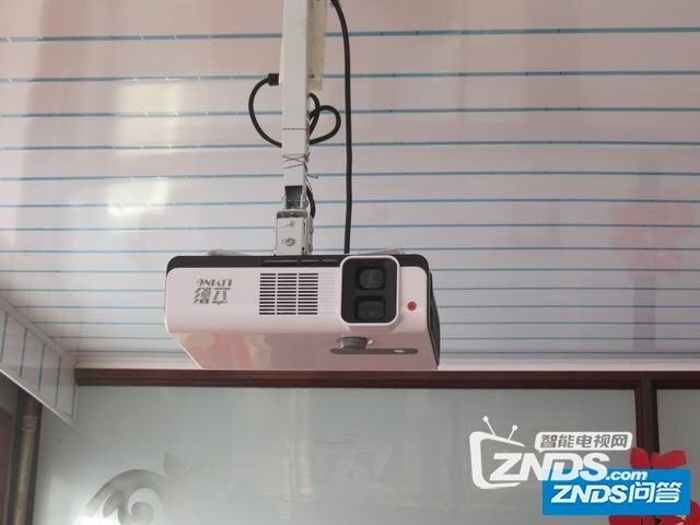 客厅里是买电视还是买投影仪？