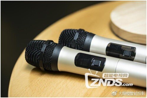 大眼橙投影仪v8、1080p投影，家用K歌神器