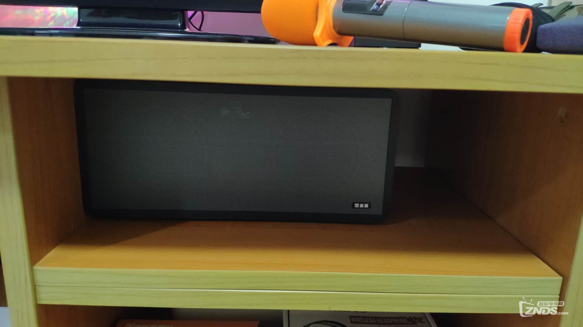 音箱不占地方，就用3.5毫米音频线即可
