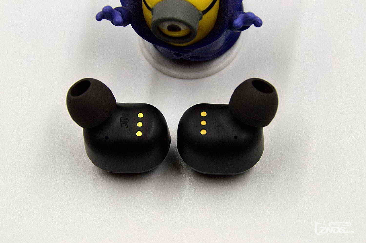 区别左右耳标识的lr字样位于耳机内侧凹体字样造型,除此之外,左右耳机