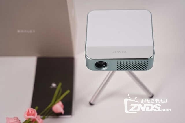 微鲸E2新品投影评测：机身精致小巧设计容易便携