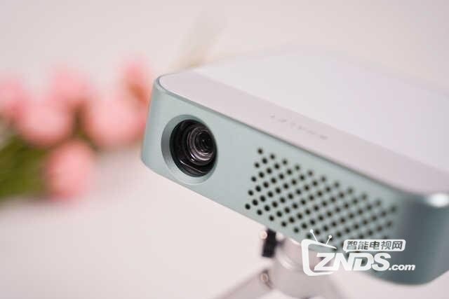 微鲸E2新品投影评测：机身精致小巧设计容易便携