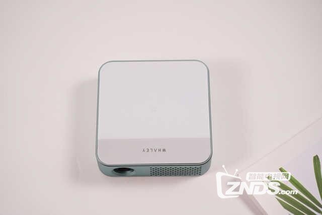 微鲸E2新品投影评测：机身精致小巧设计容易便携