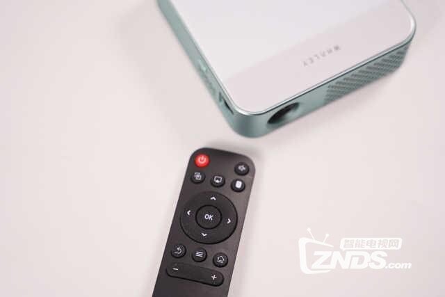 微鲸E2新品投影评测：机身精致小巧设计容易便携