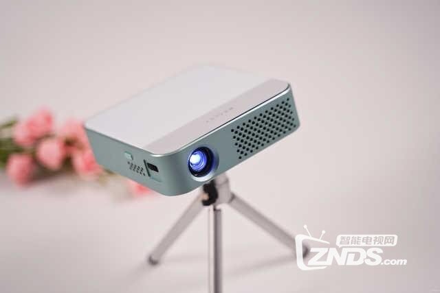 微鲸E2新品投影评测：机身精致小巧设计容易便携